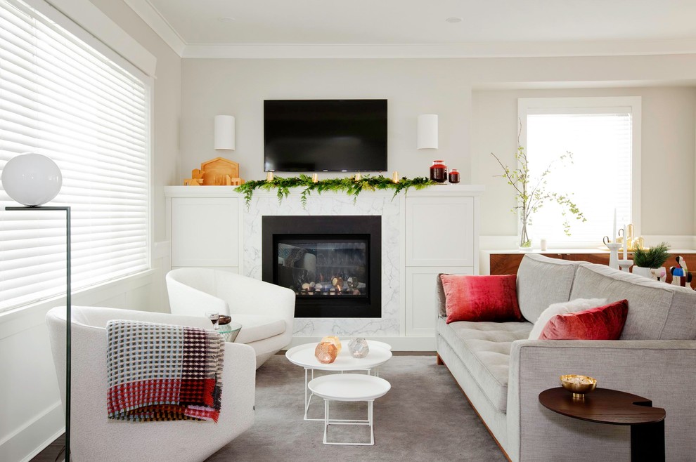 Cette image montre un petit salon design ouvert avec un mur gris, une cheminée standard, un téléviseur fixé au mur et éclairage.