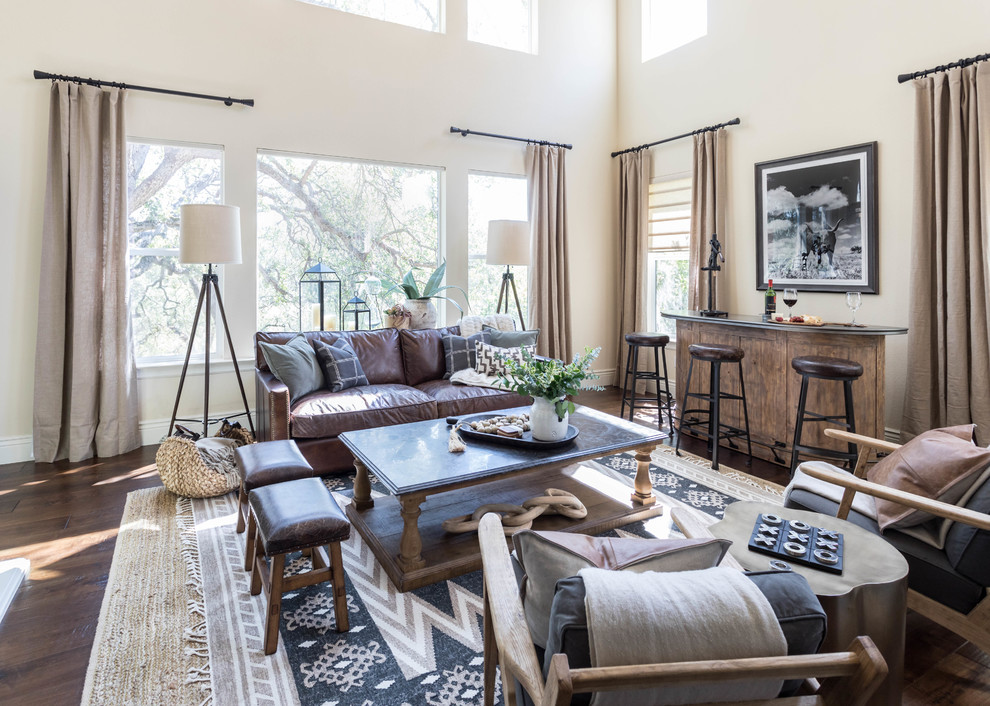 Großes, Fernseherloses Rustikales Wohnzimmer mit Hausbar, beiger Wandfarbe, dunklem Holzboden und braunem Boden in Sacramento