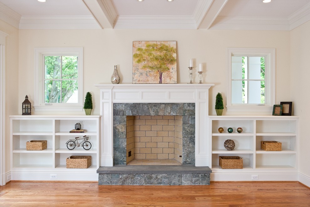 ワシントンD.C.にあるトラディショナルスタイルのおしゃれなLDK (ベージュの壁、無垢フローリング、標準型暖炉、石材の暖炉まわり) の写真