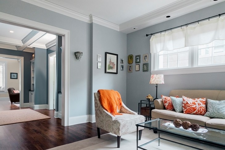 Свежая идея для дизайна: изолированная гостиная комната среднего размера в стиле фьюжн с синими стенами и темным паркетным полом - отличное фото интерьера