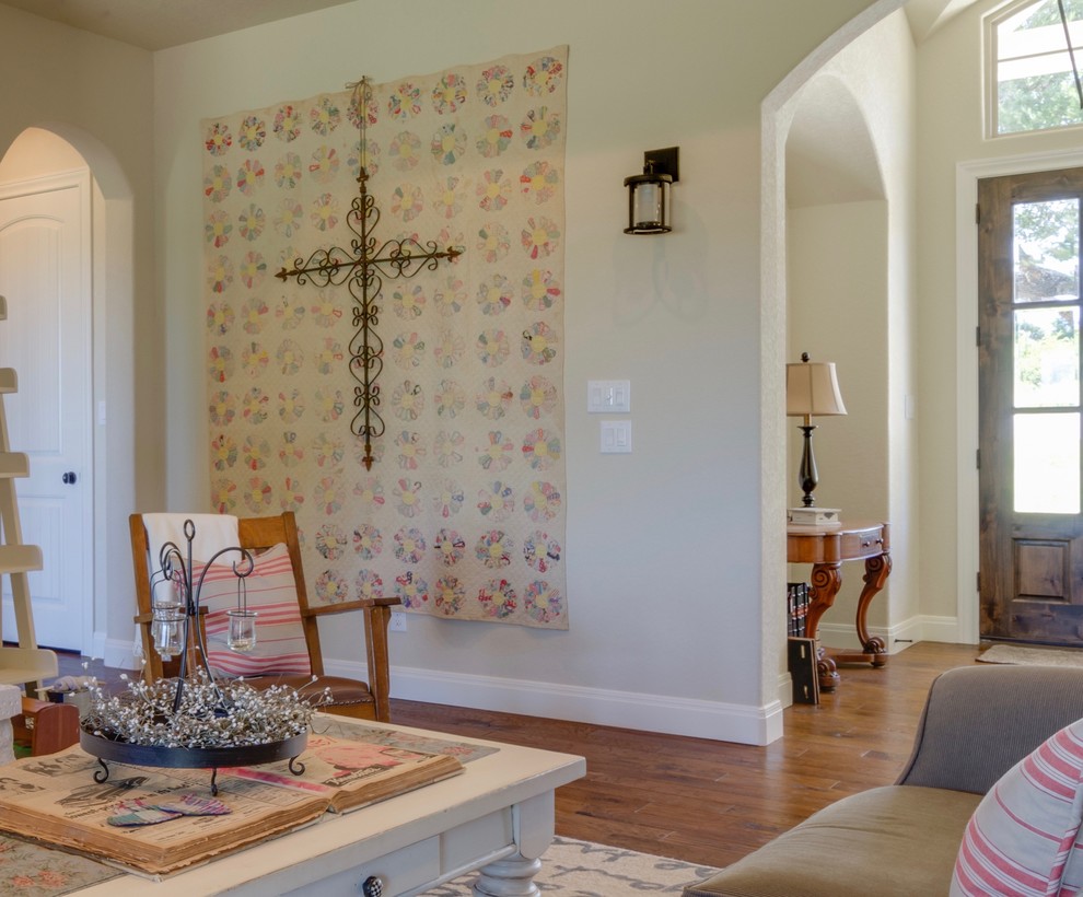 Großes, Offenes Landhausstil Wohnzimmer mit beiger Wandfarbe, braunem Holzboden und verstecktem TV in Austin