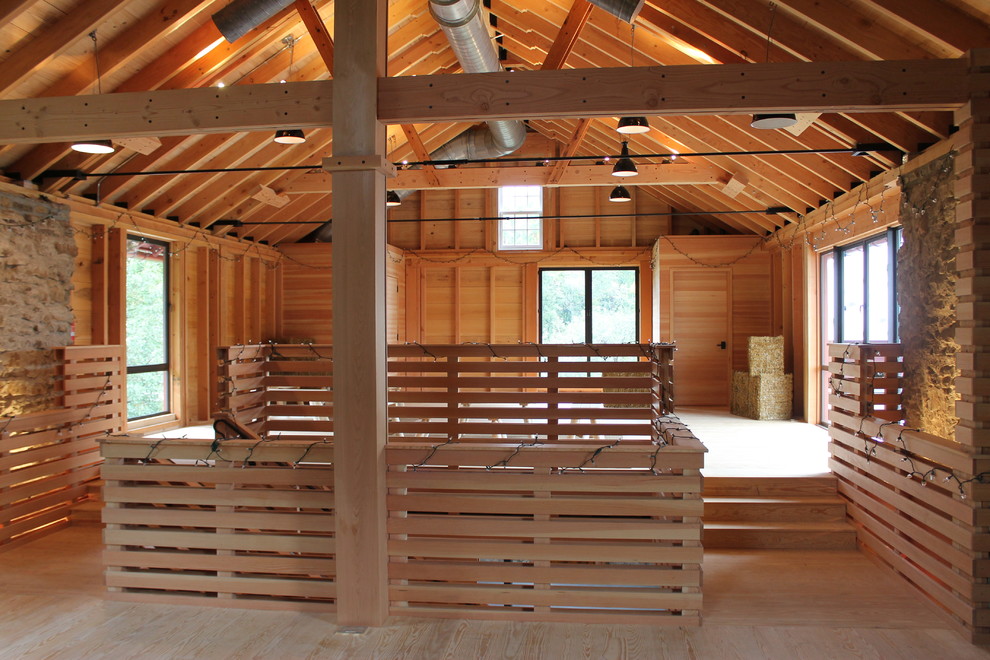 Geräumiges Country Wohnzimmer im Loft-Stil mit bunten Wänden und hellem Holzboden in New York