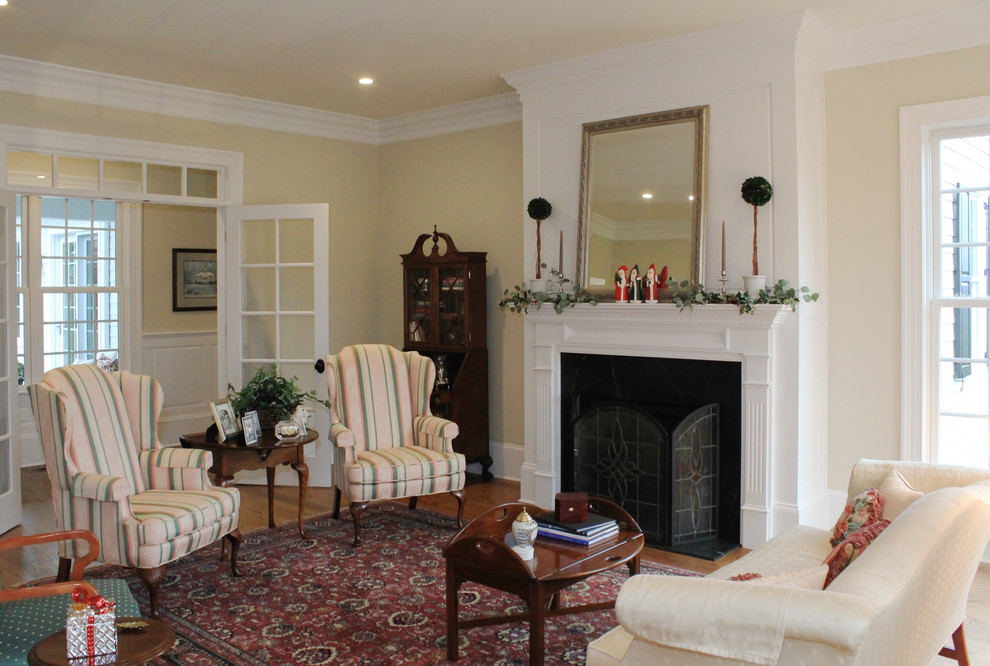 Mittelgroßes, Repräsentatives, Abgetrenntes Klassisches Wohnzimmer mit beiger Wandfarbe, braunem Holzboden, Kamin und gefliester Kaminumrandung in Richmond