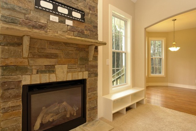 Пример оригинального дизайна: открытая гостиная комната среднего размера в классическом стиле с бежевыми стенами, ковровым покрытием, стандартным камином, фасадом камина из камня и мультимедийным центром