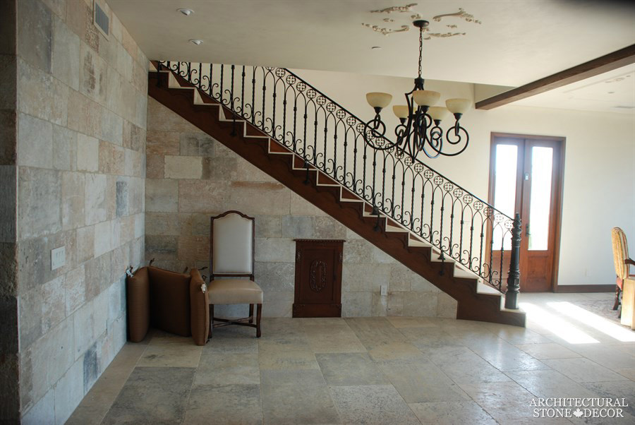 Идея дизайна: большая парадная, открытая гостиная комната в средиземноморском стиле с серыми стенами и полом из известняка