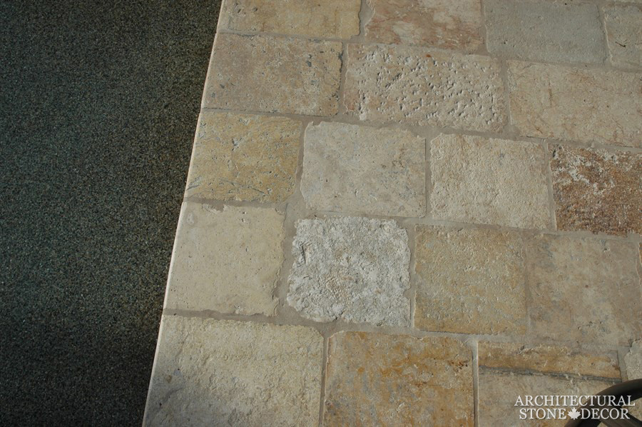 Imagen de salón abierto mediterráneo grande con suelo de piedra caliza