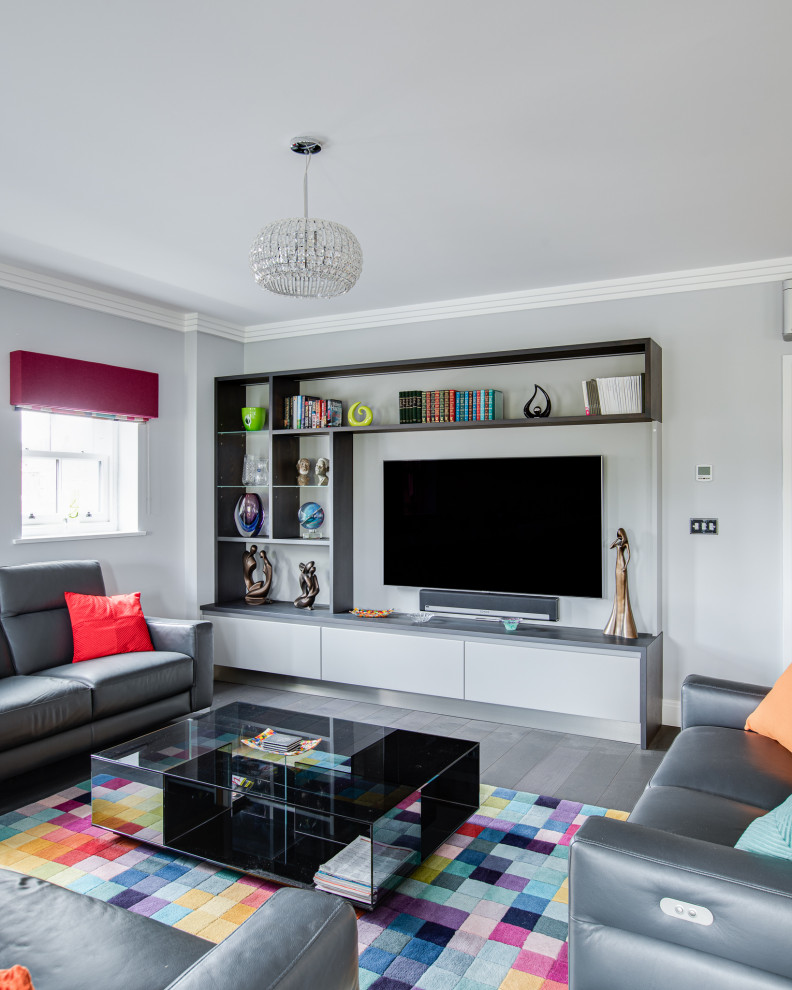 Großes, Offenes Modernes Wohnzimmer mit grauer Wandfarbe, TV-Wand und grauem Boden in Hertfordshire