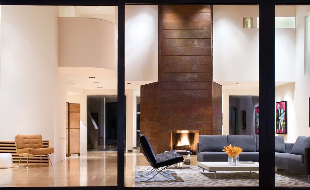 Стильный дизайн: гостиная комната в современном стиле с белыми стенами и фасадом камина из металла - последний тренд