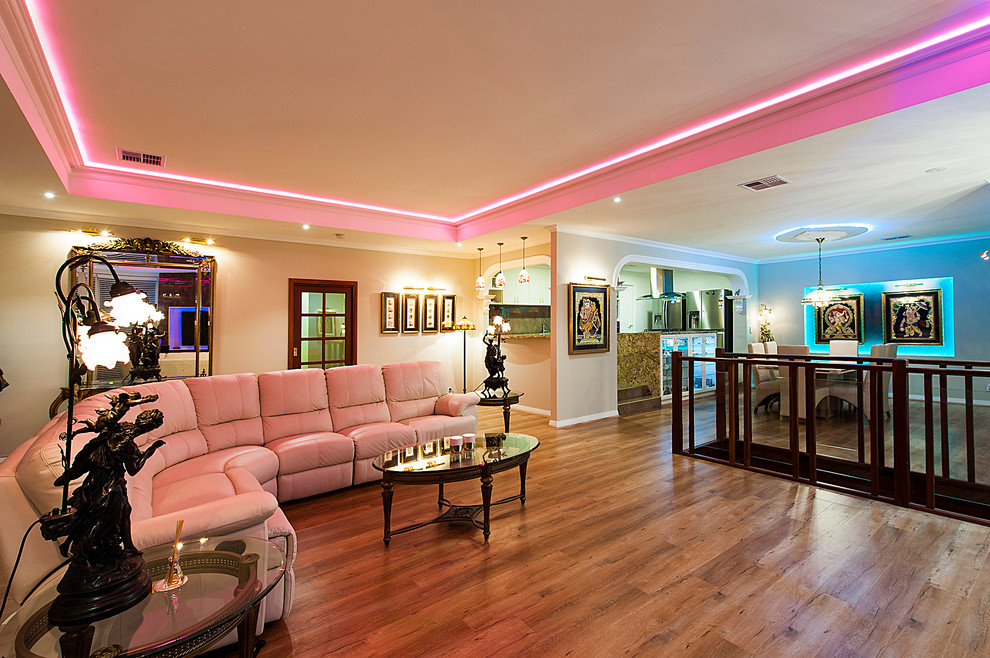 Mittelgroßes, Abgetrenntes Modernes Wohnzimmer mit weißer Wandfarbe, hellem Holzboden, Gaskamin, Kaminumrandung aus Metall, TV-Wand und braunem Boden in Perth