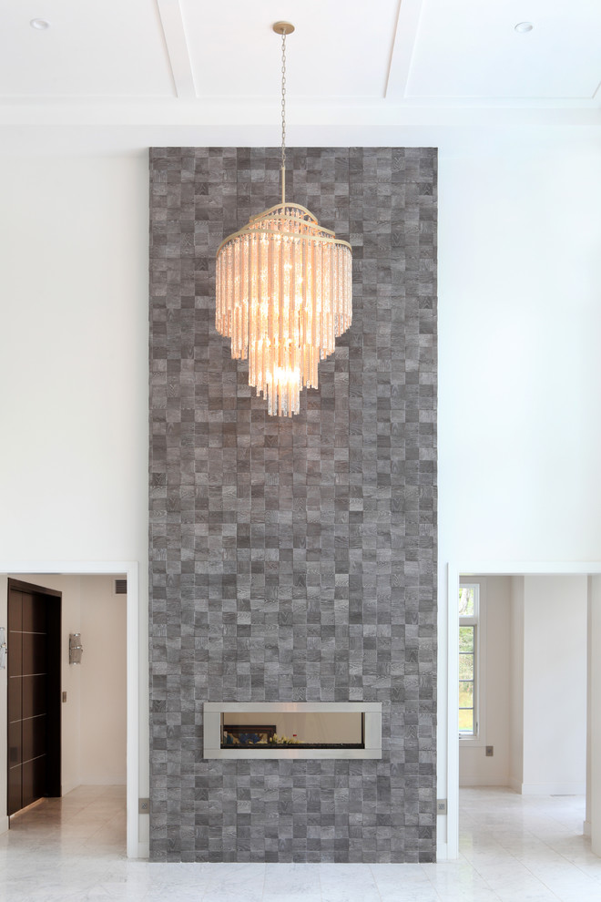 Diseño de salón para visitas abierto minimalista extra grande con paredes blancas, suelo de mármol, chimenea de doble cara, marco de chimenea de piedra y suelo blanco