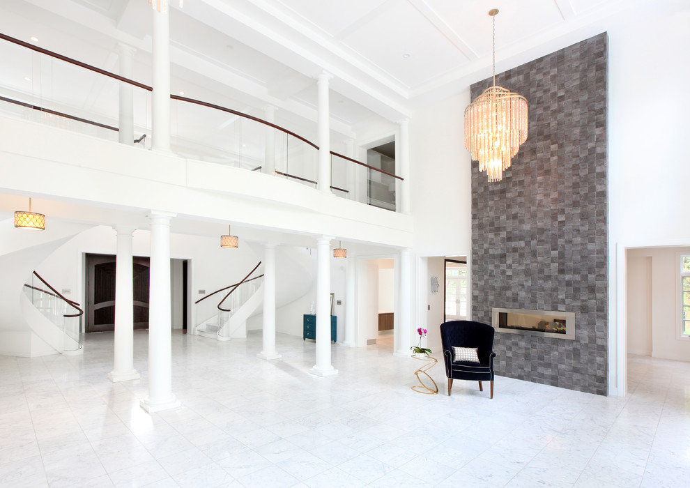 Inspiration pour un très grand salon minimaliste ouvert avec une salle de réception, un mur blanc, un sol en marbre, une cheminée double-face, un manteau de cheminée en pierre et un sol blanc.