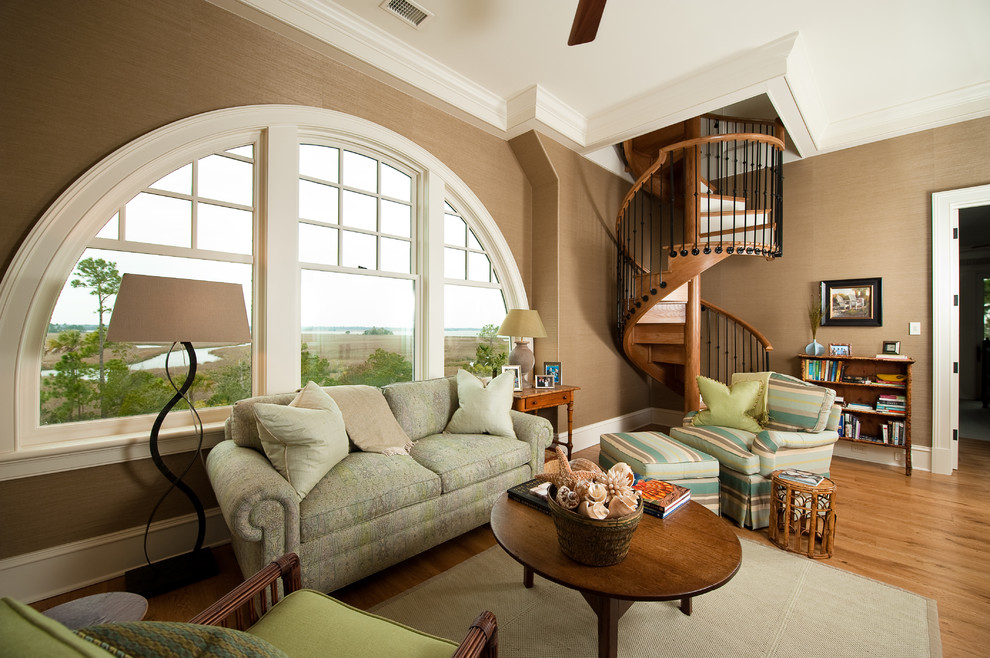 Mittelgroßes, Abgetrenntes Klassisches Wohnzimmer mit beiger Wandfarbe und braunem Holzboden in Charleston