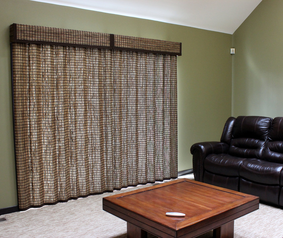 Идея дизайна: открытая гостиная комната в стиле неоклассика (современная классика) с зелеными стенами и ковровым покрытием