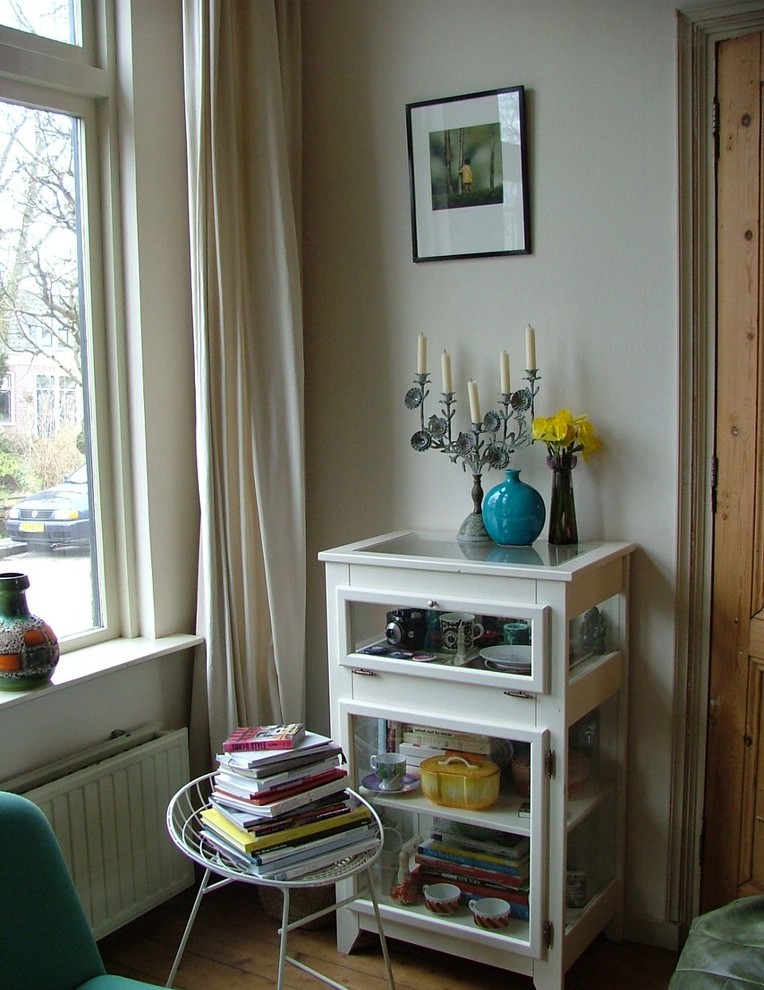 Esempio di un soggiorno minimalista con pareti beige