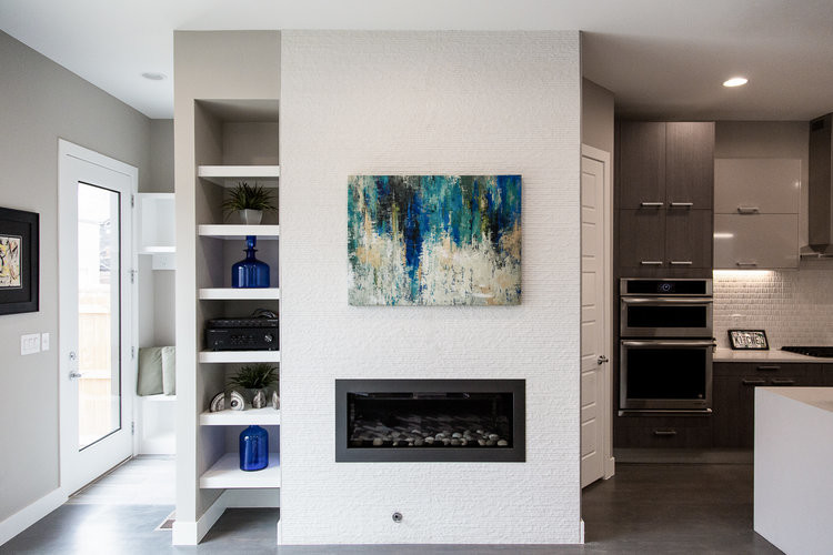 Imagen de salón abierto contemporáneo de tamaño medio sin televisor con paredes beige, suelo de madera pintada, chimenea lineal, marco de chimenea de yeso y suelo beige