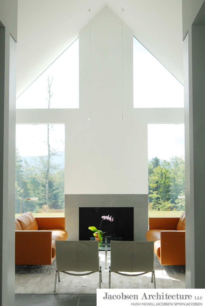 Immagine di un soggiorno moderno di medie dimensioni e aperto con sala formale, pareti bianche, cornice del camino piastrellata e TV nascosta