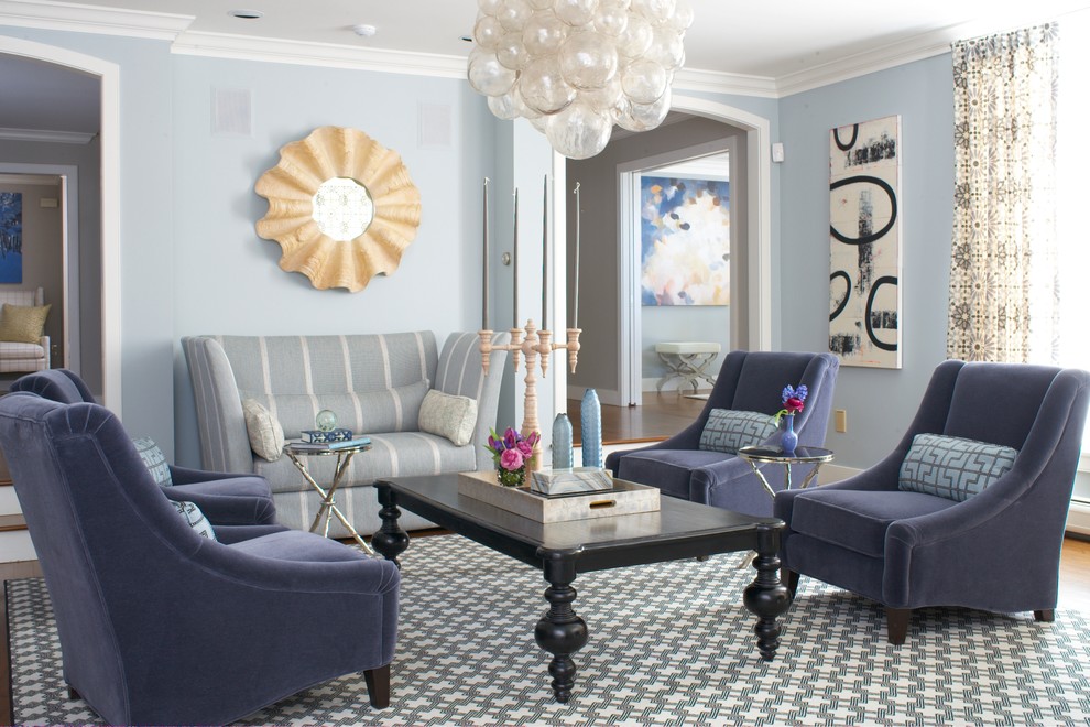 Repräsentatives, Abgetrenntes, Fernseherloses Klassisches Wohnzimmer ohne Kamin mit blauer Wandfarbe und braunem Holzboden in Burlington