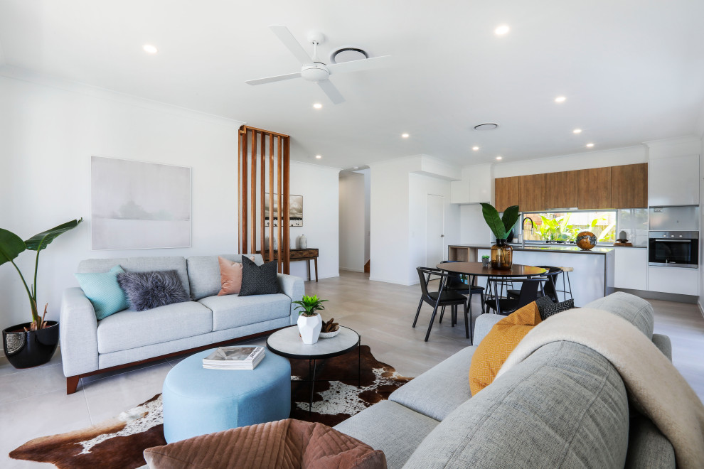 Kleines, Abgetrenntes Modernes Wohnzimmer mit Keramikboden in Gold Coast - Tweed