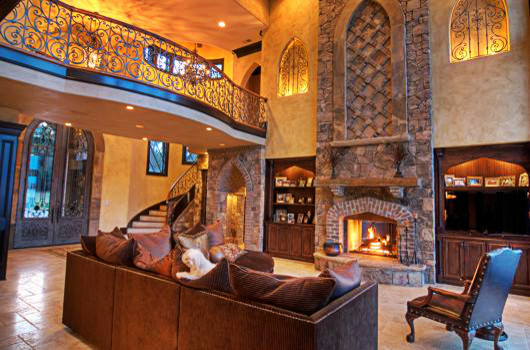 Foto de salón para visitas abierto clásico grande con paredes beige, suelo de travertino, todas las chimeneas y marco de chimenea de piedra