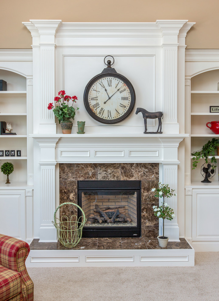 Источник вдохновения для домашнего уюта: гостиная комната в классическом стиле с стандартным камином и фасадом камина из плитки