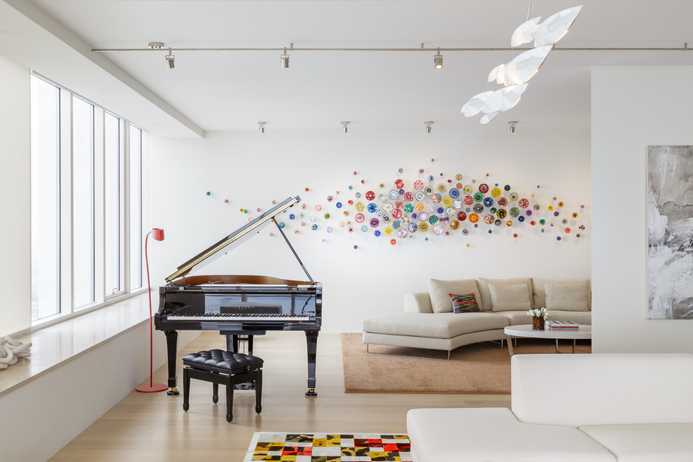 Großes, Fernseherloses, Offenes Modernes Wohnzimmer ohne Kamin mit weißer Wandfarbe, braunem Holzboden und braunem Boden in San Francisco