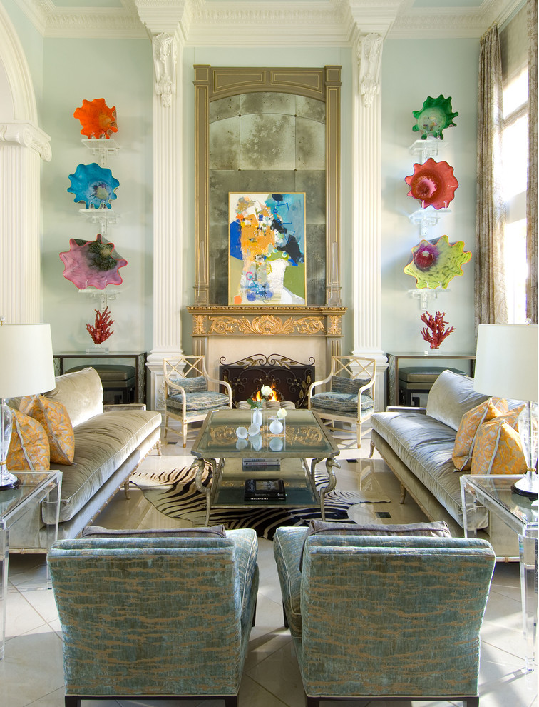 Großes, Repräsentatives, Offenes Klassisches Wohnzimmer mit blauer Wandfarbe, Porzellan-Bodenfliesen und Kamin in Dallas
