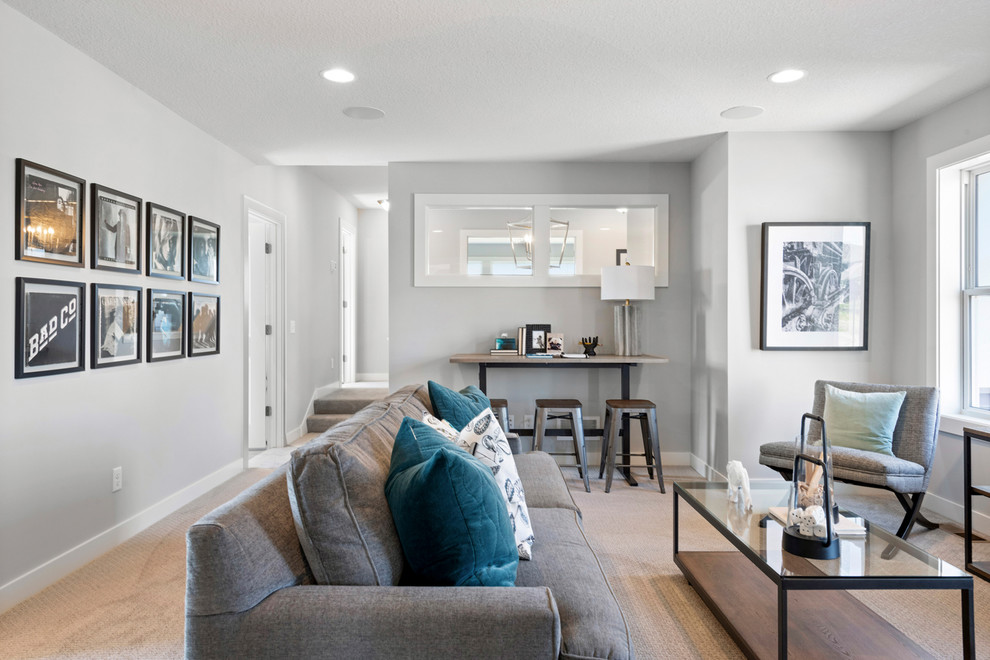 Свежая идея для дизайна: двухуровневая гостиная комната среднего размера в стиле неоклассика (современная классика) с серыми стенами, ковровым покрытием и бежевым полом - отличное фото интерьера