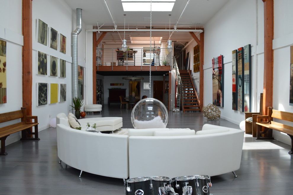 Repräsentatives, Fernseherloses Industrial Wohnzimmer ohne Kamin mit weißer Wandfarbe und dunklem Holzboden in San Francisco