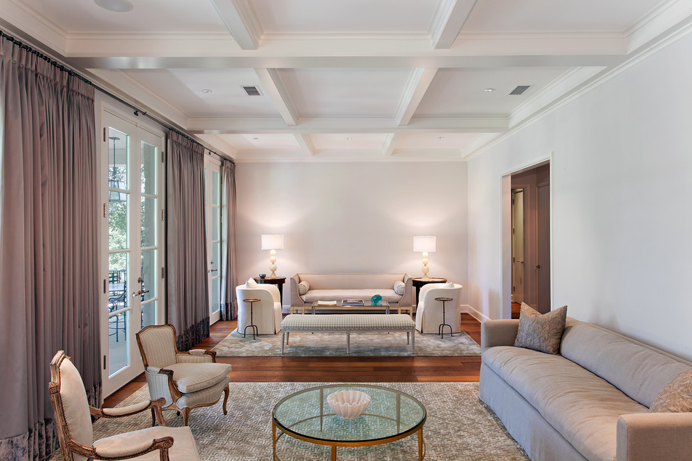 Modelo de salón para visitas cerrado clásico grande sin chimenea y televisor con paredes blancas, suelo de madera en tonos medios y suelo marrón