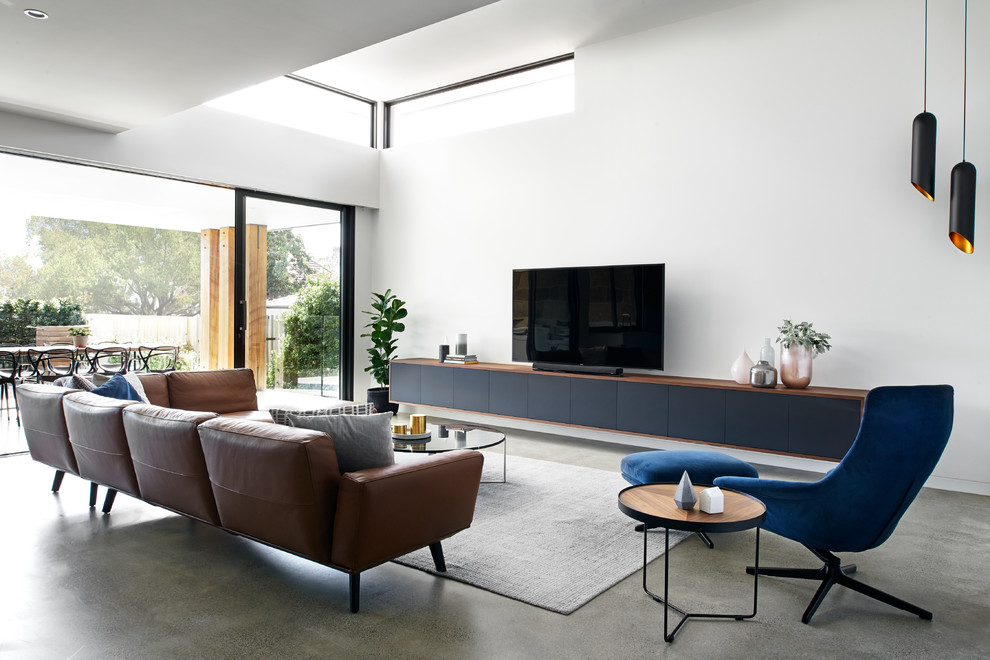 Großes, Offenes Modernes Wohnzimmer mit weißer Wandfarbe, Betonboden und grauem Boden in Sydney