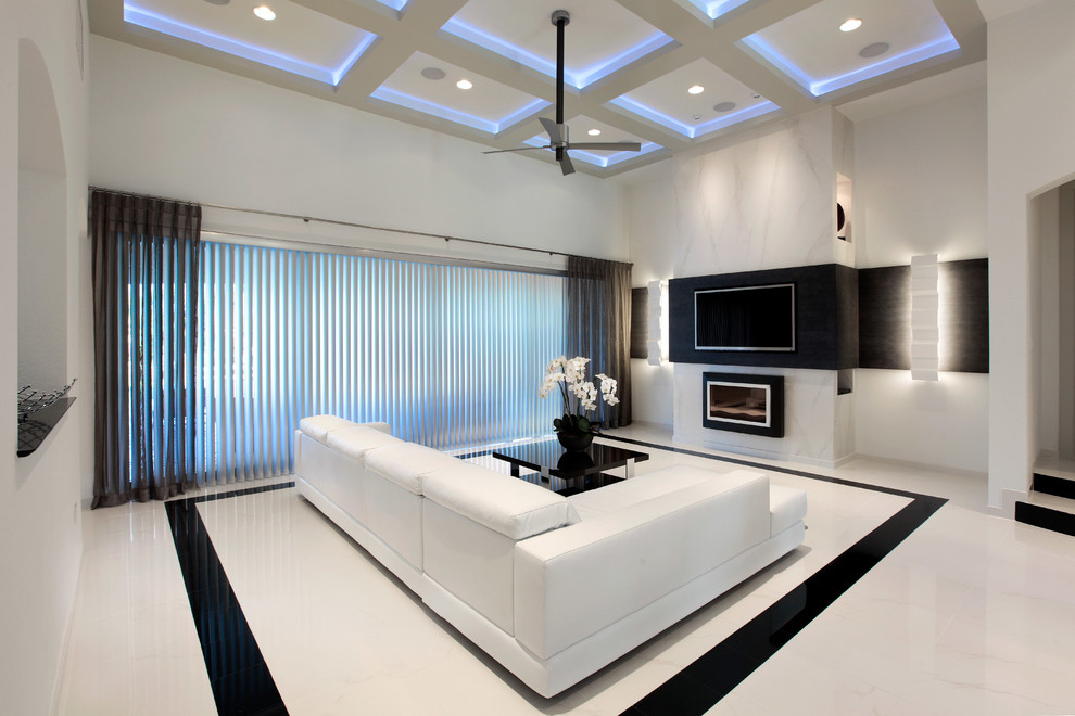 Mittelgroßes, Abgetrenntes Modernes Wohnzimmer ohne Kamin mit weißer Wandfarbe, TV-Wand und weißem Boden in Miami