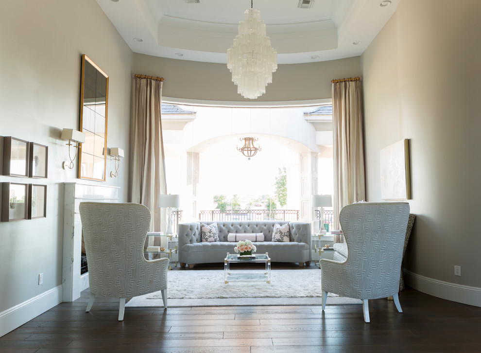 Ispirazione per un soggiorno tradizionale di medie dimensioni con pareti beige, parquet scuro e pavimento marrone