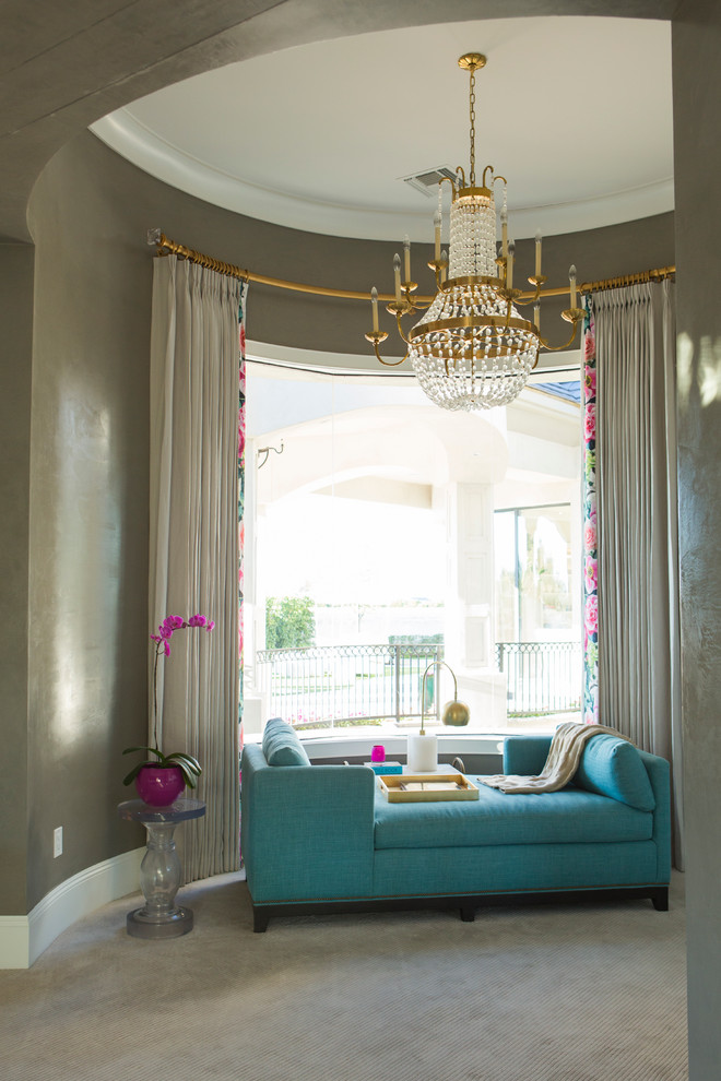 Idee per un piccolo soggiorno chic con pareti marroni, moquette e pavimento grigio