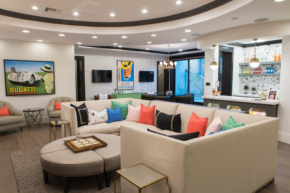 Esempio di un soggiorno chic di medie dimensioni e aperto con pareti bianche, parquet scuro, TV a parete e pavimento marrone
