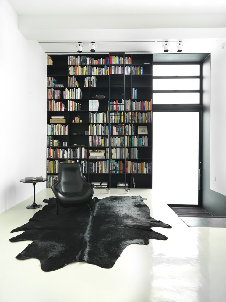 Inspiration pour un salon design avec une bibliothèque ou un coin lecture et un sol blanc.