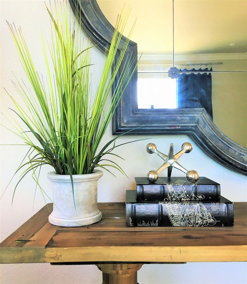 Пример оригинального дизайна: маленькая изолированная гостиная комната в стиле неоклассика (современная классика) с бежевыми стенами, полом из винила и коричневым полом без камина, телевизора для на участке и в саду