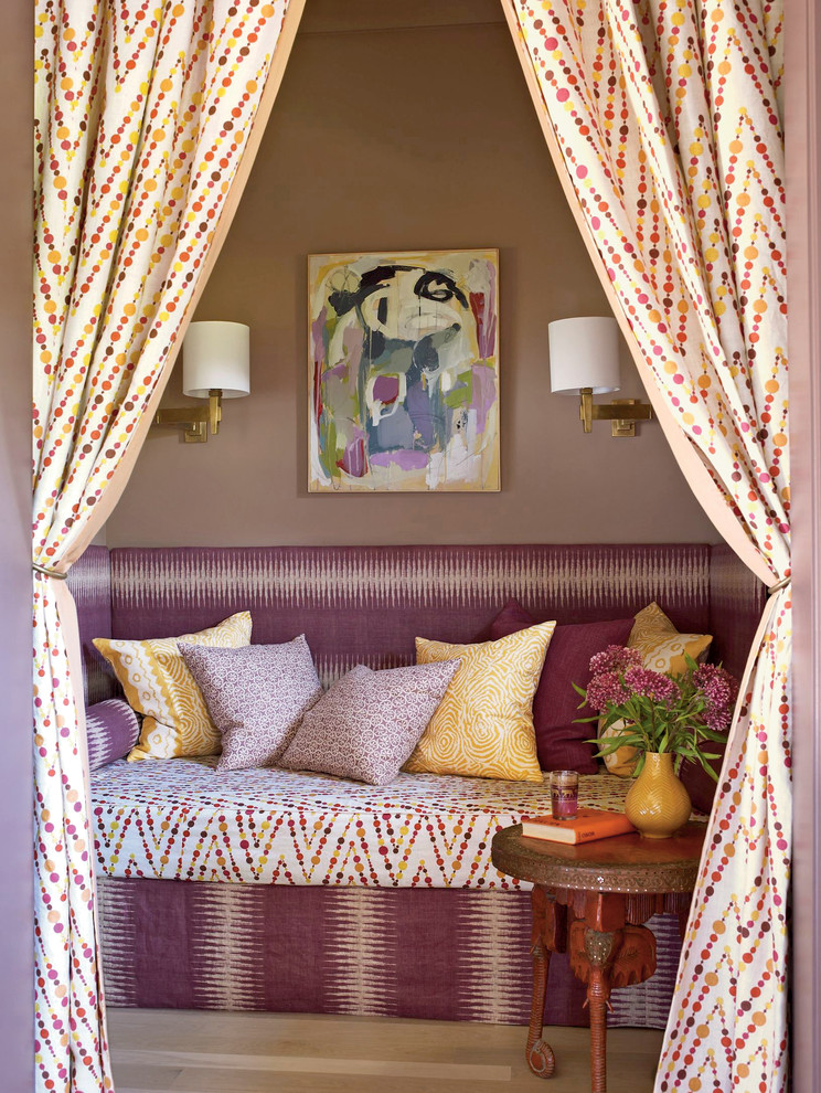 На фото: маленькая гостиная комната в морском стиле с серыми стенами и красивыми шторами для на участке и в саду с