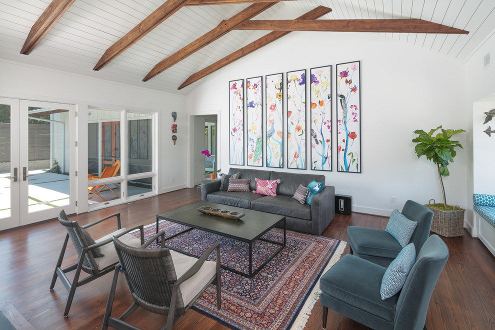 Mittelgroßes, Fernseherloses, Repräsentatives Landhaus Wohnzimmer ohne Kamin mit weißer Wandfarbe und dunklem Holzboden in Houston