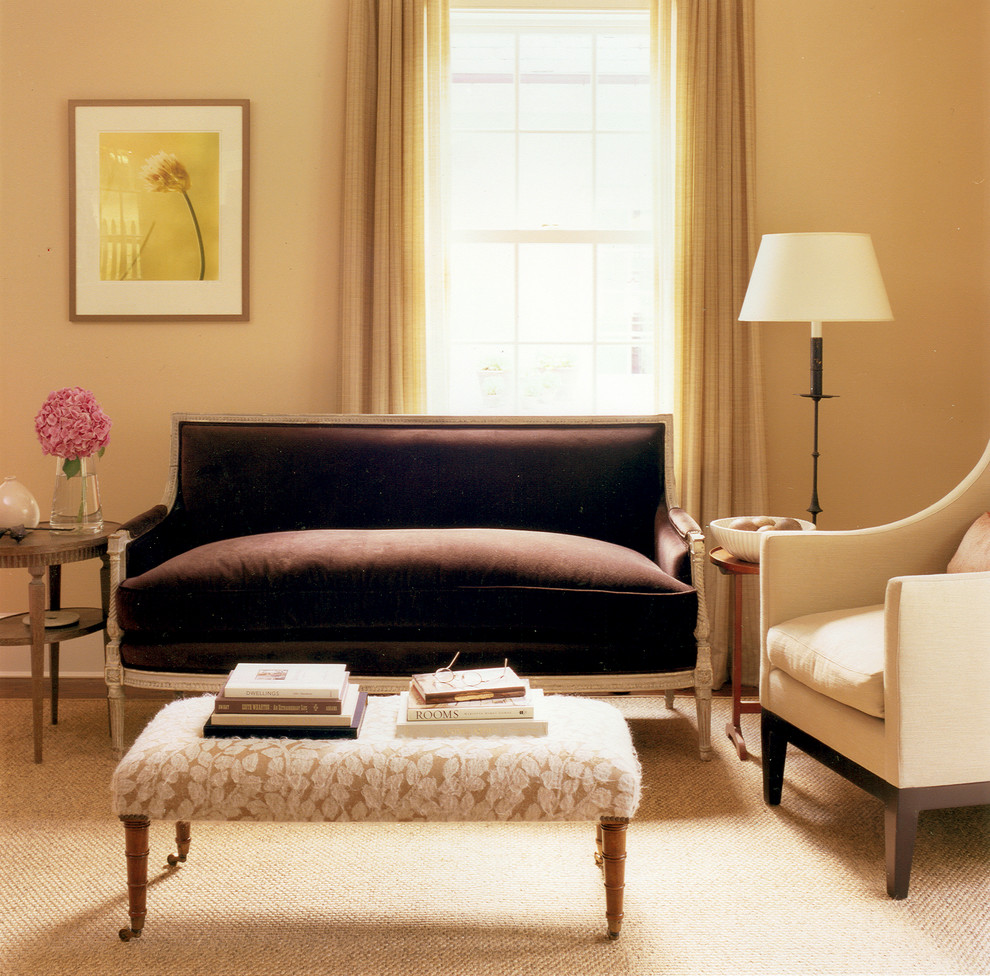 Repräsentatives Landhaus Wohnzimmer mit braunem Holzboden in Washington, D.C.