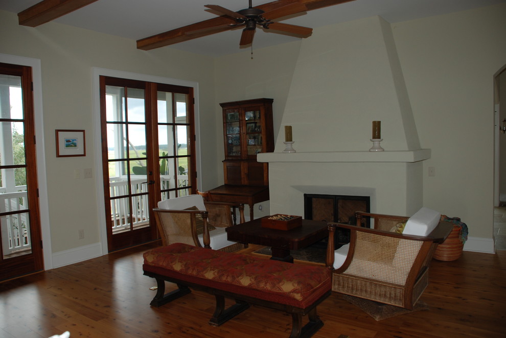 Foto di un grande soggiorno aperto con pavimento in legno massello medio