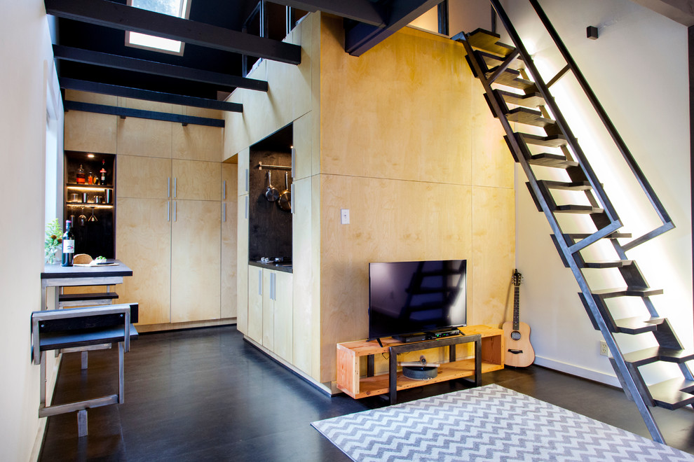 На фото: маленькая двухуровневая гостиная комната в современном стиле с полом из фанеры и отдельно стоящим телевизором для на участке и в саду