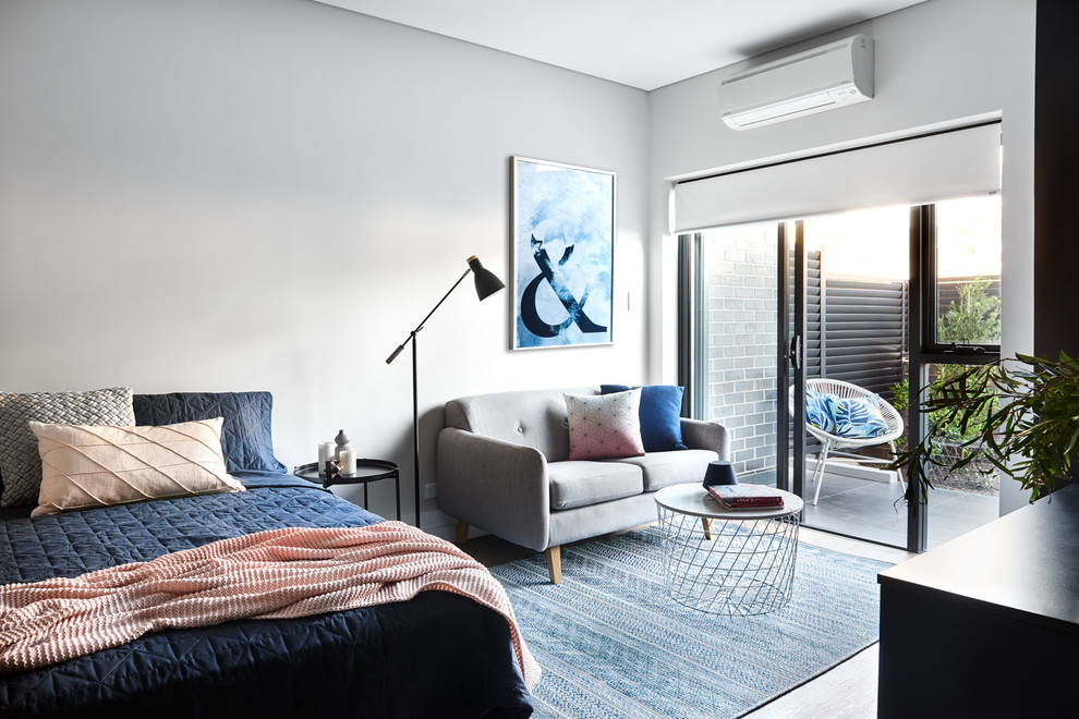 Kleines Modernes Wohnzimmer mit weißer Wandfarbe und Vinylboden in Sydney