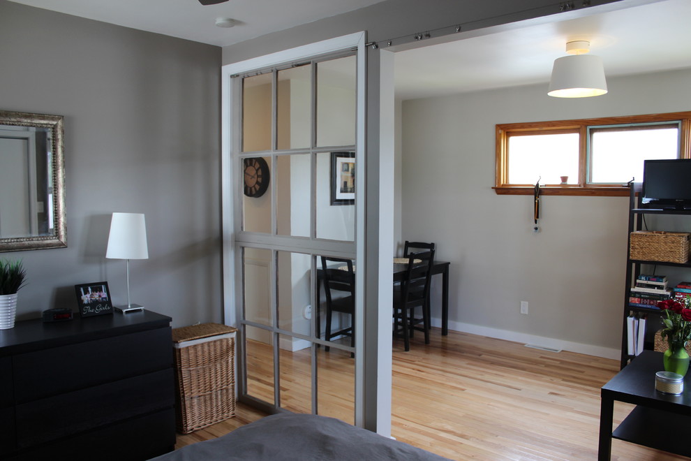 Esempio di un piccolo soggiorno minimalista aperto con pareti grigie e parquet chiaro