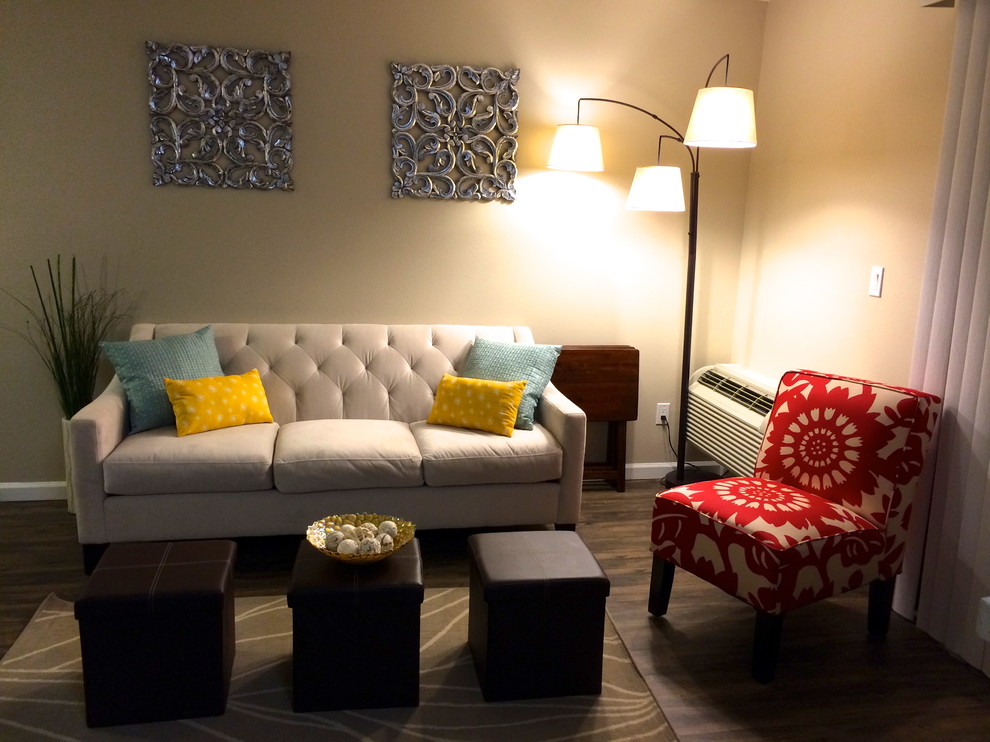 Ispirazione per un piccolo soggiorno minimal con pareti beige, parquet scuro, nessun camino e nessuna TV
