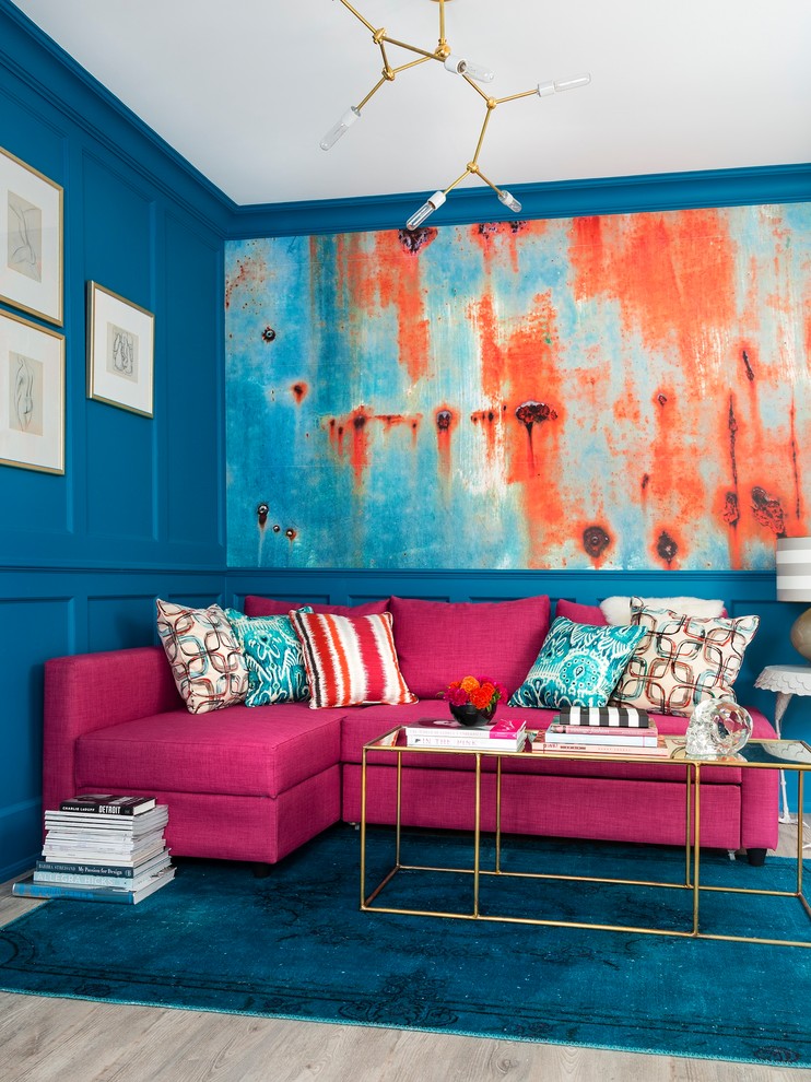 Пример оригинального дизайна: гостиная комната в современном стиле с синими стенами