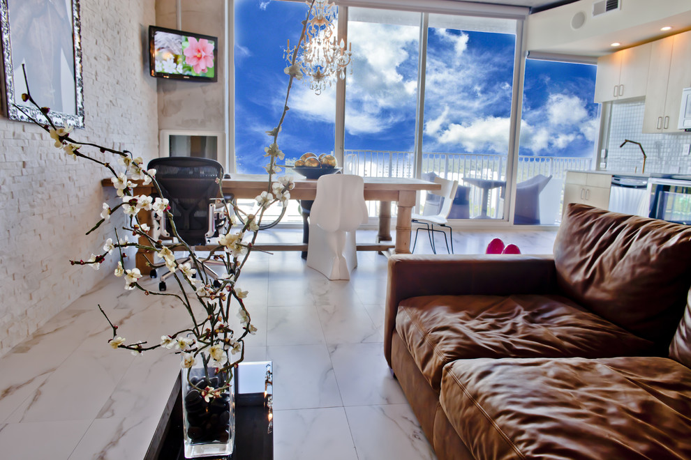 Пример оригинального дизайна: открытая гостиная комната в стиле модернизм с телевизором на стене и коричневым диваном
