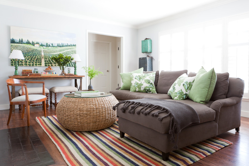 Idee per un soggiorno tradizionale con sala formale, pareti bianche e pavimento in legno massello medio