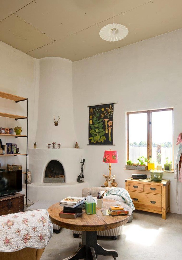 Cette photo montre un petit salon éclectique ouvert avec un mur blanc, une cheminée d'angle et un manteau de cheminée en plâtre.