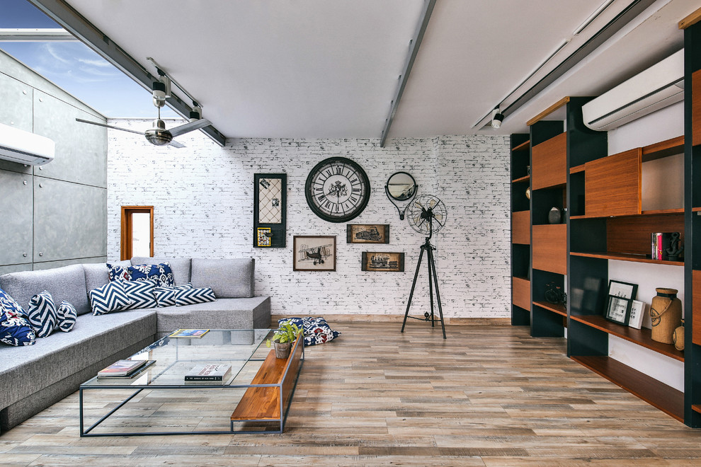 Modern inredning av ett litet vardagsrum, med brunt golv
