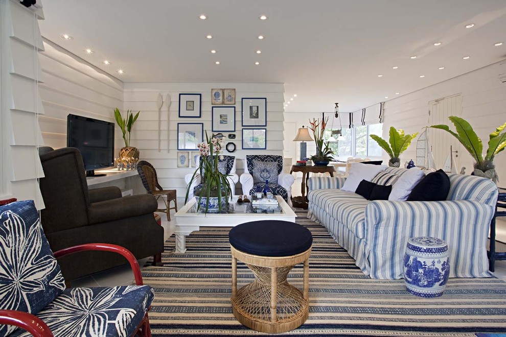 Ispirazione per un soggiorno design con pareti bianche, TV autoportante e con abbinamento di divani diversi